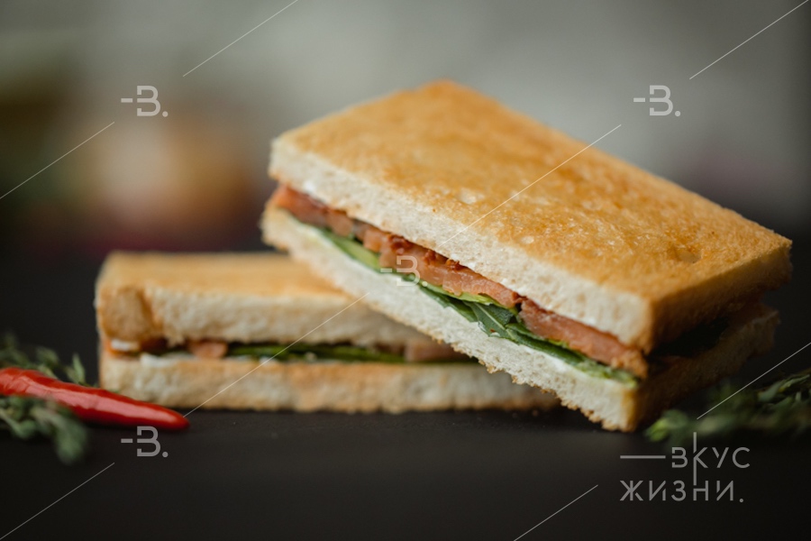 Мини-сэндвич с сёмгой, сливочным сыром и вялеными томатами 