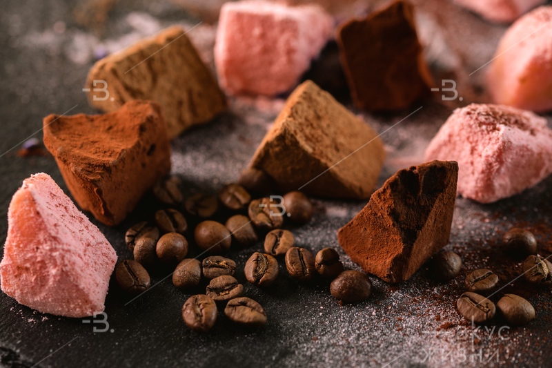 Трюфель из тёмного шоколада с розмарином и морской солью в благородном какао 