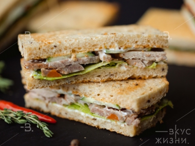 Мини-сэндвич с бужениной и соусом Дижон 