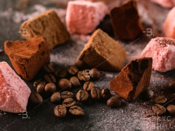 Трюфель из тёмного шоколада с розмарином и морской солью в благородном какао 